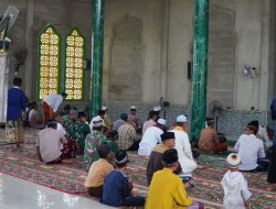 Satgas TMMD Ke-126 Kodim 1208/Sambas Ikuti Salat Jumat Bersama Warga Di Lokasi Kegiatan
