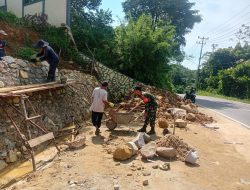 Cegah Longsor Kodim 1209/Bengkayang Bersama Warga Laksanakan Pembuatan Tanggul Penahan Tanah
