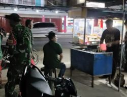Babinsa Koramil 1204-02/Sekayam Lakukan Patroli Malam Bersama Warga Kecamatan Sekayam 