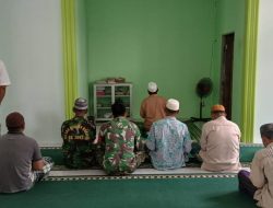 Satgas TMMD Regtas Ke-126 Kodim 1208/Sambas Gelar Salat Zuhur Berjamaah Bersama Warga