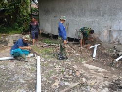 Satgas TMMD Regtas Ke-126 Kodim 1208/Sambas Gali Tanah Untuk Pembuatan Septic Tank MCK Sekolahan