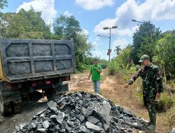 Satgas TMMD Regtas ke-126 Kodim 1208/Sambas Awasi Penimbunan Jalan Dusun Kota Lama