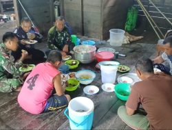 Satgas TMMD Regtas ke-126 Kodim 1208/Sambas Jalin Keakraban Lewat Makan Siang Bersama Warga