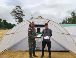 Jalin Keakraban Babinsa Temajuk Laksanakan Komsos Bersama Petani Garam Desa Binaan