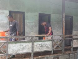 Satgas TMMD Regtas Ke-126 Kodim 1208/Sambas Pasang Kloset Di MCK Sekolahan