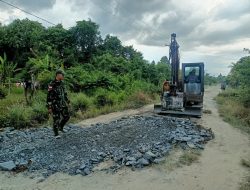 Satgas TMMD Regtas Ke-126 Kodim 1208/Sambas Awasi Pengerjaan Penimbunan Jalan Gunakan Alat Berat