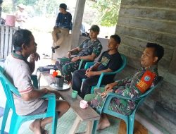 Satgas TMMD Regtas Ke-126 Kodim 1208/Sambas Ngobrol Santai Sambil Ngopi Di Rumah Warga