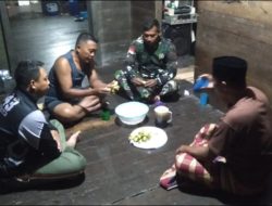 Satgas TMMD Regtas Ke-126 Kodim 1208/Sambas Sambangi Rumah Warga Saat Istirahat Malam