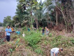 Satgas TMMD Regtas Ke-126 Bersihkan Sekitar Jalan Yang Ditimbun
