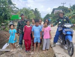 Satgas TMMD Regtas Ke-126 Kodim 1208/Sambas Jalin Keakraban Dengan Anak-Anak Desa Ratu Sepudak