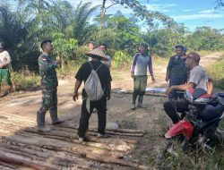 Satgas TMMD Regtas Ke-126 Kodim 1208/Sambas Susun Cerucuk Untuk Penimbunan Jalan Sepanjang 2.000 Meter