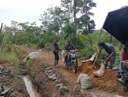 Satgas TMMD ke-126 Kodim 1208/Sambas Angkut Material Semen Gunakan Motor Dinas
