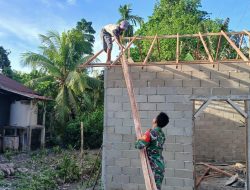 Satgas TMMD ke-126 Kodim 1208/Sambas Pasang Kasau Untuk Pemasangan Atap Seng