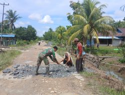 Satgas TMMD ke-126 Kodim 1208/Sambas Laksanakan Gotong Royong Timbun Jalan Berlubang