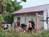 Satgas TMMD Regtas ke-127 Kodim 1208/Sambas Kerjakan Pembuatan MCK Rumah Tidak Layak Huni (RTLH)