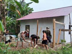 Satgas TMMD Regtas ke-127 Kodim 1208/Sambas Kerjakan Pembuatan MCK Rumah Tidak Layak Huni (RTLH)