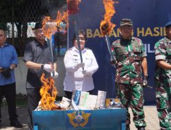 Danrem 121/Abw Hadiri Pemusnahan Barang Hasil Penindakan Bea Cukai Kalimantan Bagian Barat