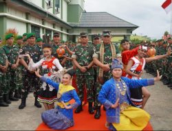 Sambangi Satuan Kewilayahan Di Perbatasan Danrem 121/Abw Bersama Pangdam XII/Tanjungpura Usai Berikan motifasi Di Pos-Pos Pengamanan Perbatasan RI- Malaysia