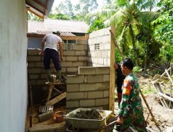 Satgas TMMD Regtas Ke-126 Kodim 1208/Sambas Pasang Batako Bangunan MCK RTLH