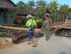 Satgas TMMD ke-126 Kodim 1208/Sambas Angkut Material Papan Untuk Pembangunan Tempat Wudhu Masjid Jami’atul Muslimin