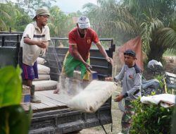 Satgas TMMD Regtas Ke-126 Kodim 1208/Sambas Turunkan Material Semen Untuk Rabat Beton