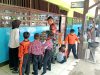 Babinsa Hariyadi Kawal Pendistribusian Makan Bergizi Gratis di SDN 10 Singkawang