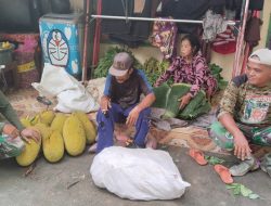 Menjalin Kedekatan Kepada Masyarakat Personel Satgas TMMD Tidak Segan Membantu Masyarakat 
