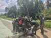 Anggota Satgas TMMD Kodim  1207/Pontianak Bahu Membahu Mengangkat Motor Salah Satu Masyarakat