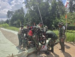 Anggota Satgas TMMD Kodim  1207/Pontianak Bahu Membahu Mengangkat Motor Salah Satu Masyarakat