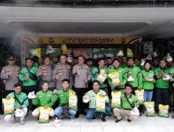 Jumat Berkah Bertajuk Polres Sintang Berbagi Gandeng Mahasiswa Dan Driver Ojek Online Salurkan Bantuan