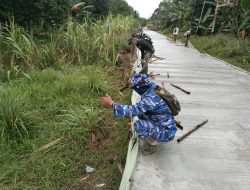 Anggota TMMD Kodim 1207/Pontianak Melaksanakan pembongkaran Papan Mal