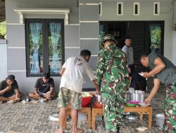 Terlihat Sangat Menikmati Makan Siang Anggota Satgas TMMD Kodim 1207/Pontianak Bersama Masyarakat saling Membaur Tampa Jarak