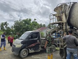Anggota Satgas TMMD Kodim 1207/Pontianak Bersama Masyarakat Melaksanakan Pengecoran Jalan
