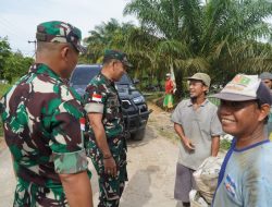 Danrem 121/Abw Bincang Santai Bersama Warga Desa Ratu Sepudak Di Lokasi TMMD ke-126 Kodim 1208/Sambas