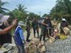Danrem 121/Abw Turun Langsung Bantu Warga Angkut Material Pembangunan Rabat Beton TMMD Kodim 1208/Sambas