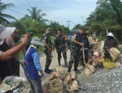 Danrem 121/Abw Turun Langsung Bantu Warga Angkut Material Pembangunan Rabat Beton TMMD Kodim 1208/Sambas