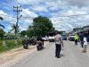 Pamapta Polres Melawi Aipda Prengki Simatupang Dan Anggota Piket Lantas Tanggap Cepat Atasi Laka Lantas Di Jl. Sidomulyo
