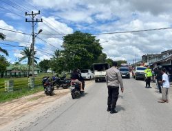 Pamapta Polres Melawi Aipda Prengki Simatupang Dan Anggota Piket Lantas Tanggap Cepat Atasi Laka Lantas Di Jl. Sidomulyo