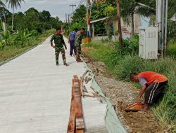 Anggota Satgas TMMD Kodim 1207/Pontianak Bersama Warga Setempat Melepas Papan Mal