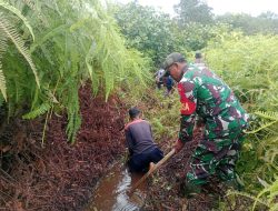 Babinsa Perigi Landu Bersama Warga Bersihkan Parit Lancarkan Aliran Air Di Musim Hujan