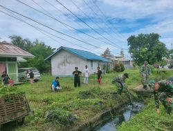 Perlancar Saluran Parit Kodim 1209/Bengkayang Bersama Warga Gotong Royong Membersihkan