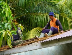 Satgas TMMD Ke-126 Kodim 1208/Sambas Pasang Atap MCK Sekolahan
