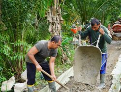Satgas TMMD Ke-126 Kodim 1208/Sambas Tetap Semangat Lanjutkan Pengerjaan Rabat Beton Di Tengah Panas Terik