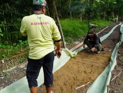 Satgas TMMD Ke-126 Kodim 1208/Sambas Pasang Mal Dan Plastik Rabat Beton