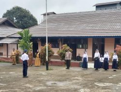 Bripka Ambar Suprayogi Sosialisasi Kenakalan Remaja Dan Stop Bullying Di SMP Negeri 2 Tanah Pinoh