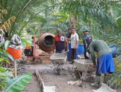 Satgas TMMD Ke-126 Kodim 1208/Sambas Tetap Semangat Angkut Adukan Semen Menggunakan Arko