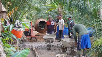 Satgas TMMD Ke-126 Kodim 1208/Sambas Tetap Semangat Angkut Adukan Semen Menggunakan Arko