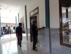 Anggota Satgas TMMD Kodim 1207/Pontianak Melaksanakan Pengecatan Masjid Nahdlatul Ulum