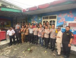 Wujudkan Lingkungan Aman, Kapolres Metro Jakarta Barat Dorong Sinergi Warga dan Polri Lewat Siskamling