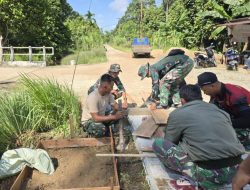Satgas TMMD Kodim 1207/Pontianak Sedang Membuat Tugu Prasasti 